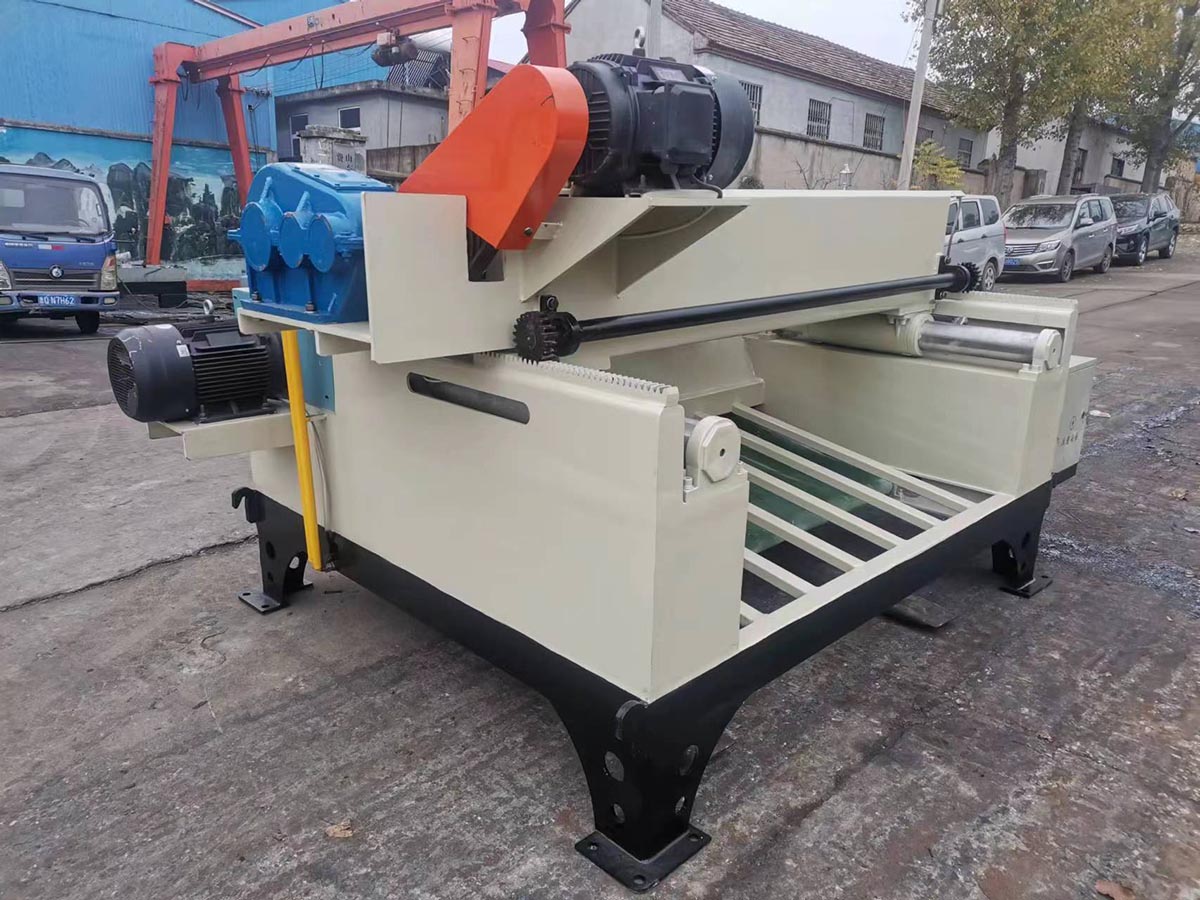 Precautions for using the log peeling machine